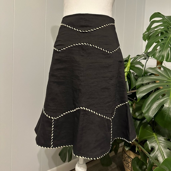 🛍️ Fashionista gorgeous skirt size 2 black with gold color accented. - Picture 4 of 8